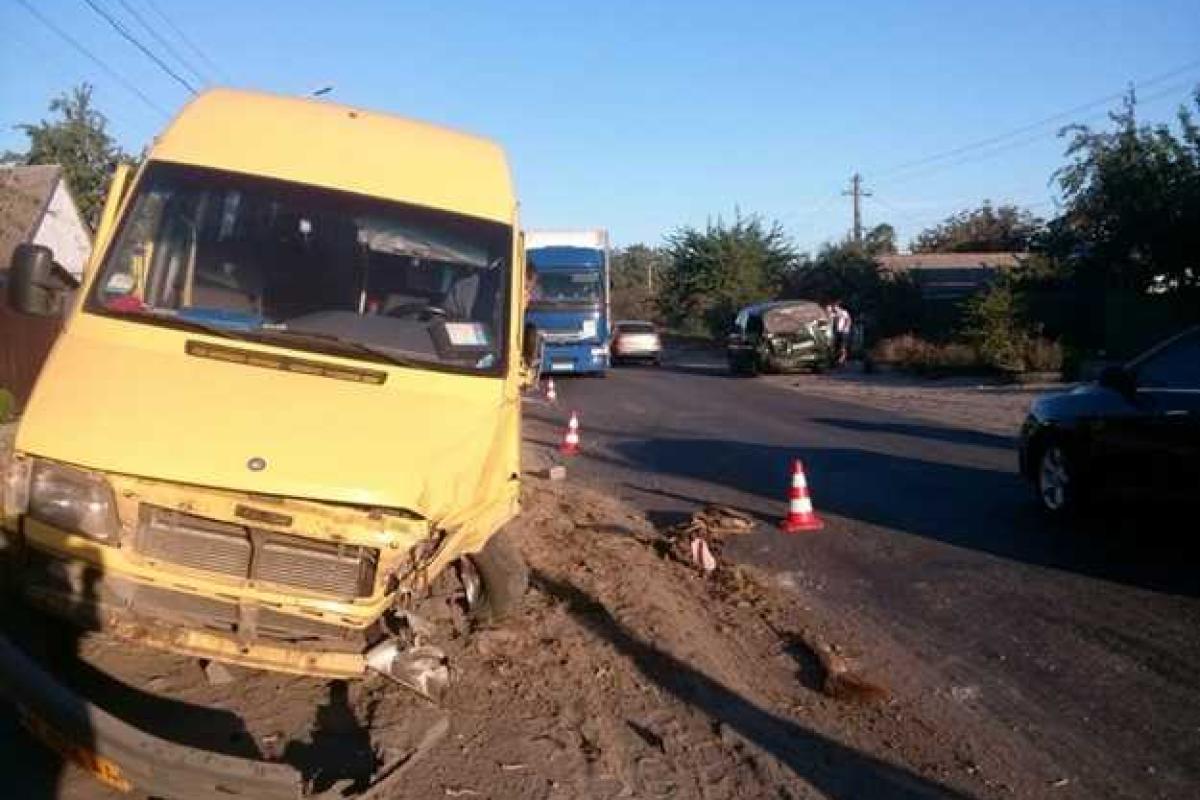 В Днепре авто врезалось в маршрутку: пассажир получил травму ключицы В Днепре авто врезалось в маршрутку: пассажир получил травму ключицы