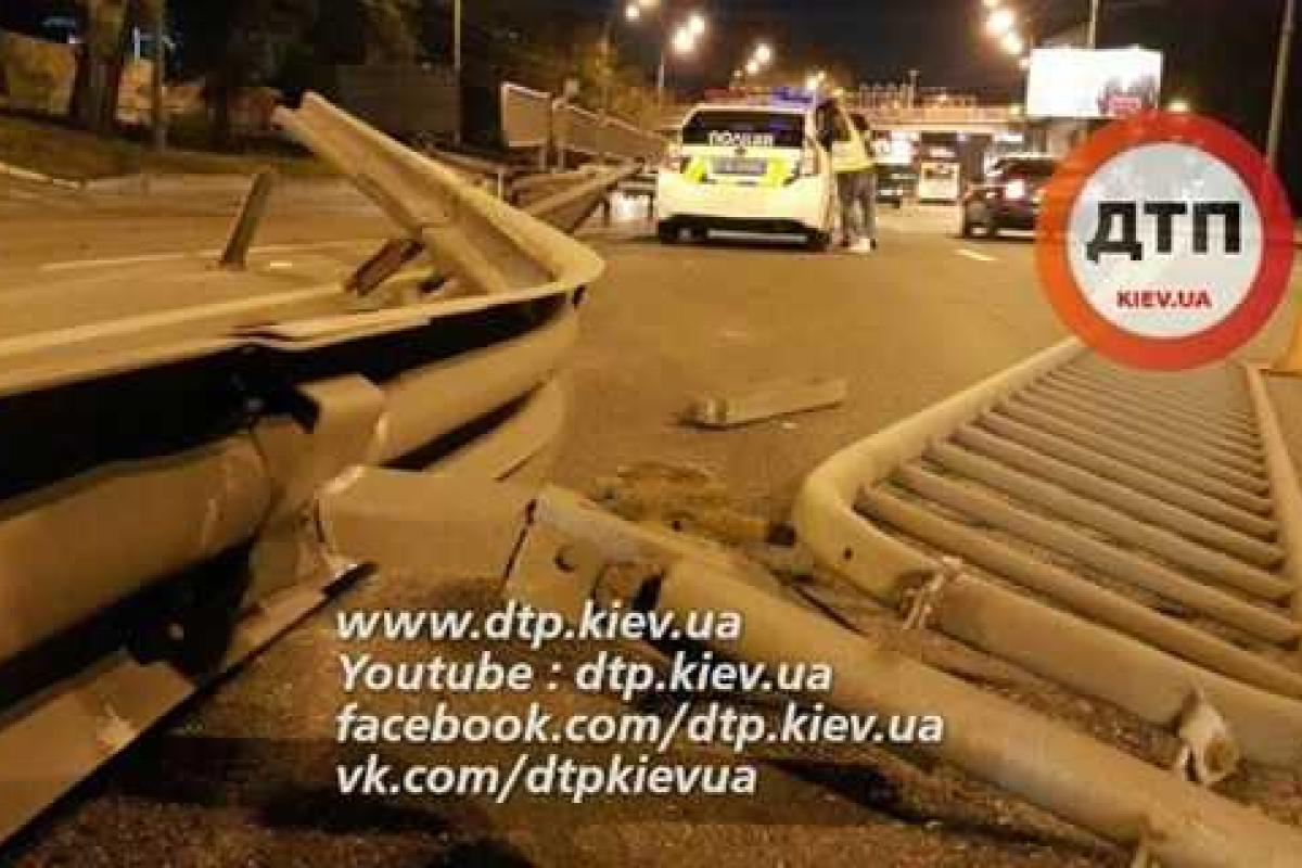 В Киеве пьяный водитель снес более 30 метров отбойника