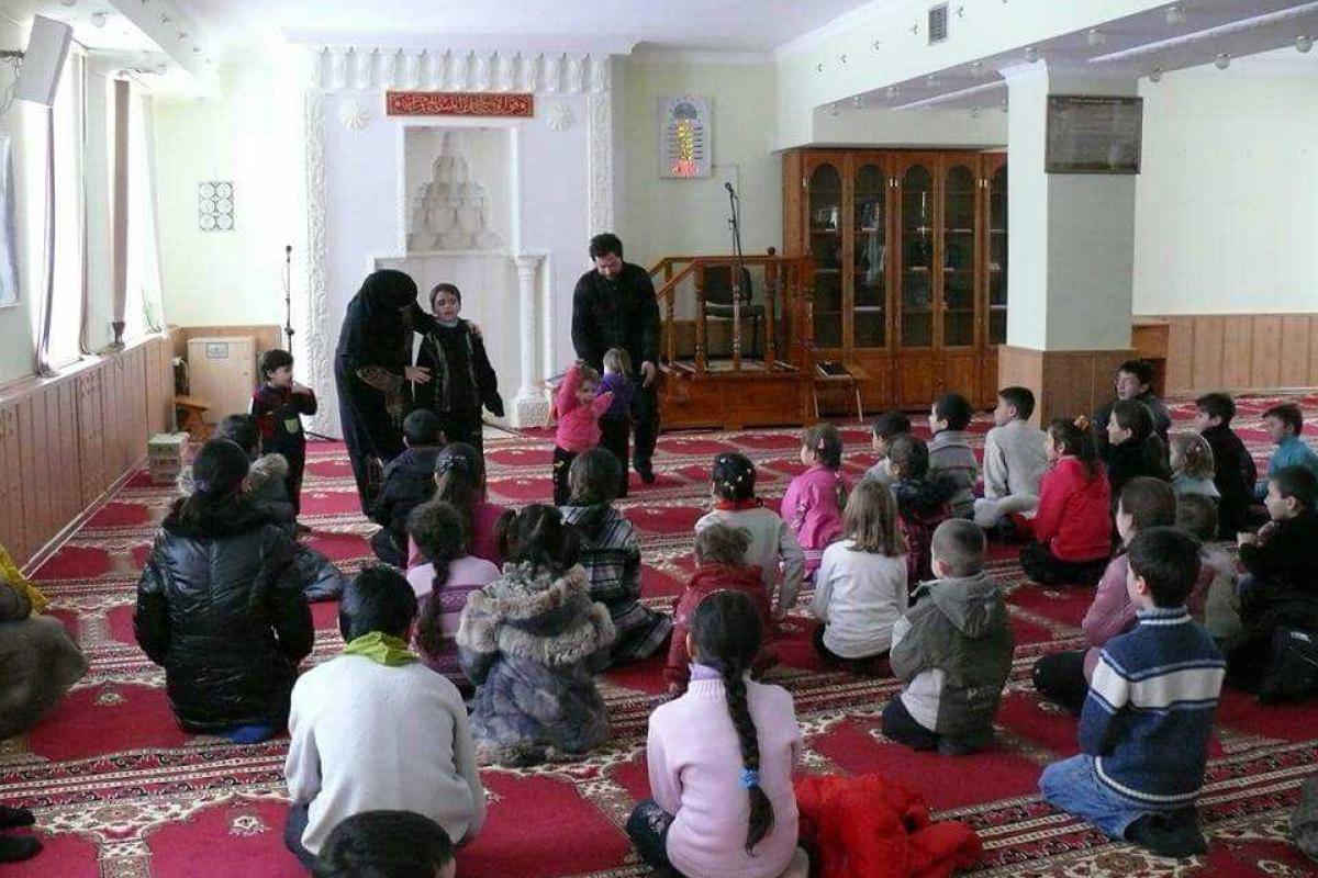 В Симферополе закончили очередной обыск в мечети: оккупанты снова подкинули запрещенную литературу В Симферополе закончили очередной обыск в мечети: оккупанты снова подкинули запрещенную литературу