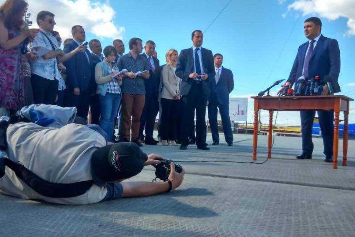 Фотограф лег на землю, чтобы лучше заснять Гройсмана