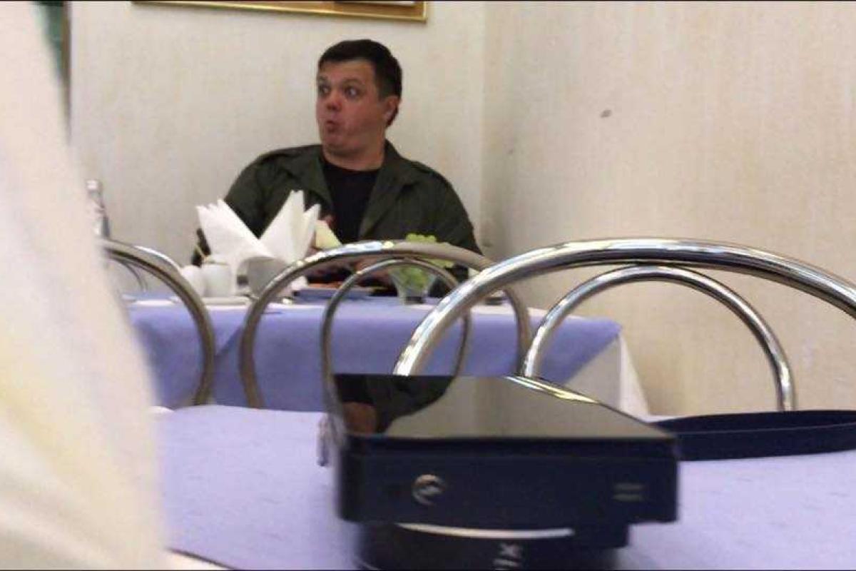 Журналист опубликовал фото Семенченко, который в столовой ВР ел тигровых креветок Журналист опубликовал фото Семенченко, который в столовой ВР ел тигровых креветок