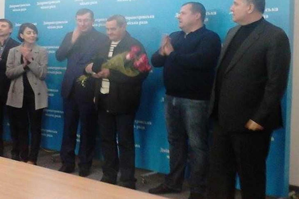 Днепровскому водителю, который пытался задержать убийцу копов, вручили пистолет 