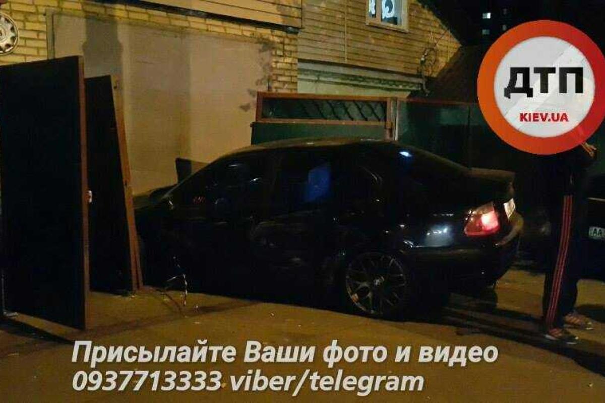 Ночное ДТП в Киеве: авто вылетело с дороги и врезалось в гараж Ночное ДТП в Киеве: авто вылетело с дороги и врезалось в гараж