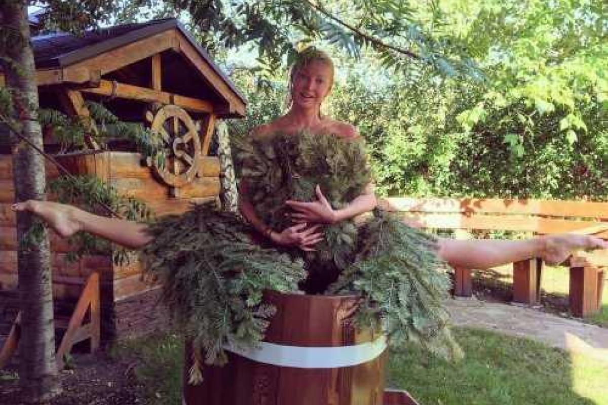 Голая Анастасия Волочкова сделала шпагат на бочке