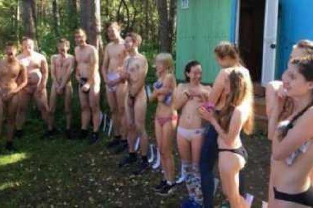 В России на "посвящении в студенты" раздели первокурсников (18+) В России на "посвящении в студенты" раздели первокурсников (18+)