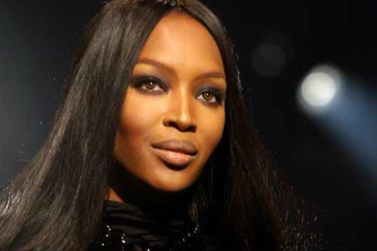 Наоми Кэмпбелл шокировала публику, появившись в откровенном наряде