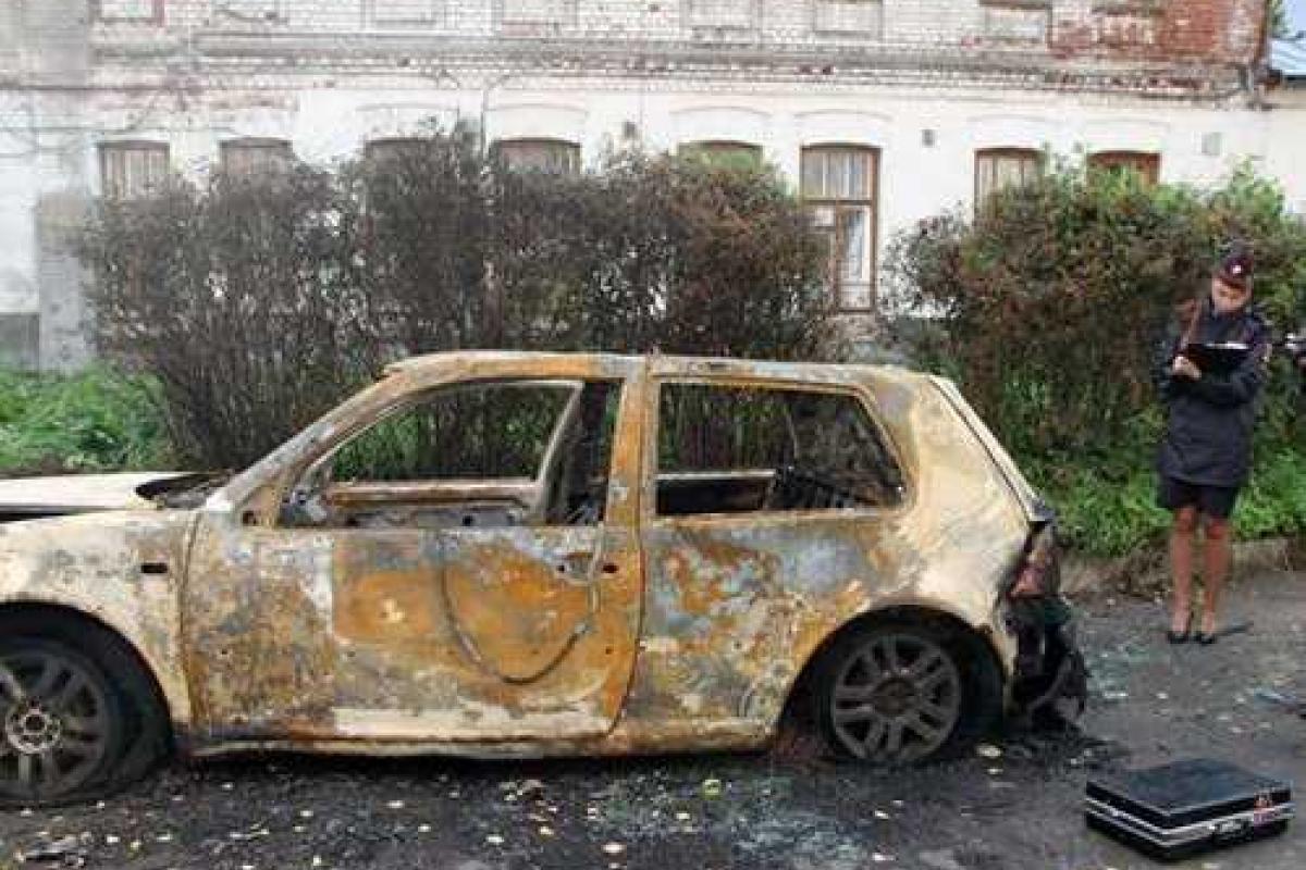 Двое влюбленных сожгли дом и 3 машины ради эффектного "селфи" Двое влюбленных сожгли дом и 3 машины ради эффектного "селфи"