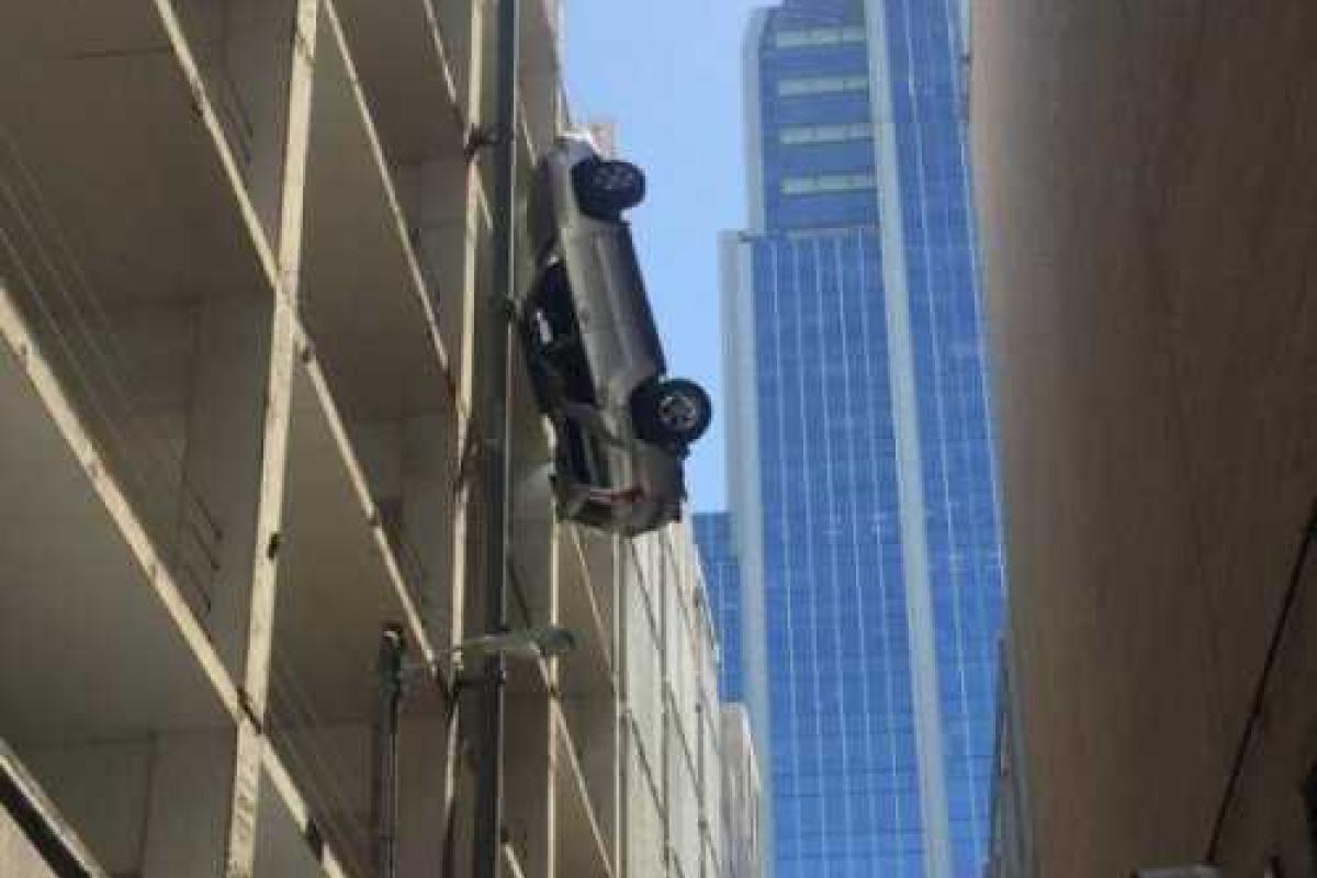 В Техасе водитель вместе с автомобилем выпал с 9-го этажа парковки 