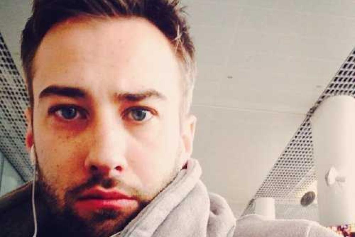 Телеведущий Дмитрий Шепелев учит маленького сына кататься на велосипеде