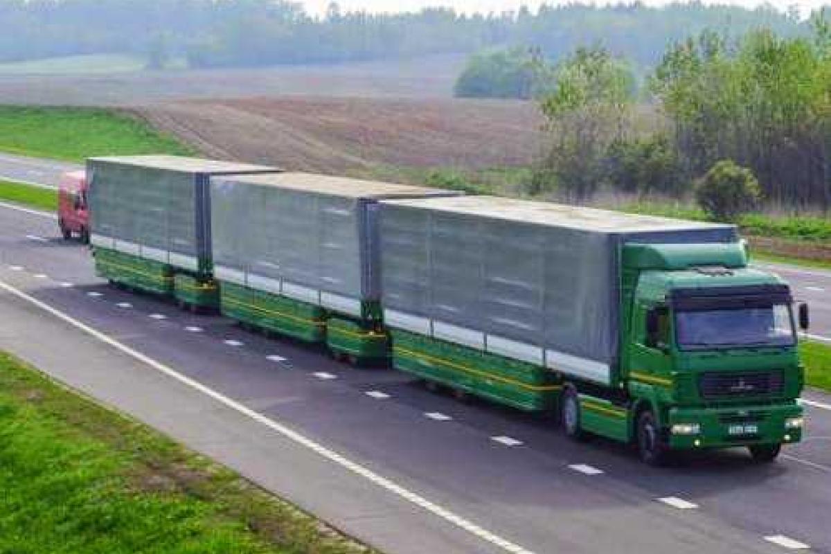 В Москве во время движения грузовик "потерял" прицеп с соком 