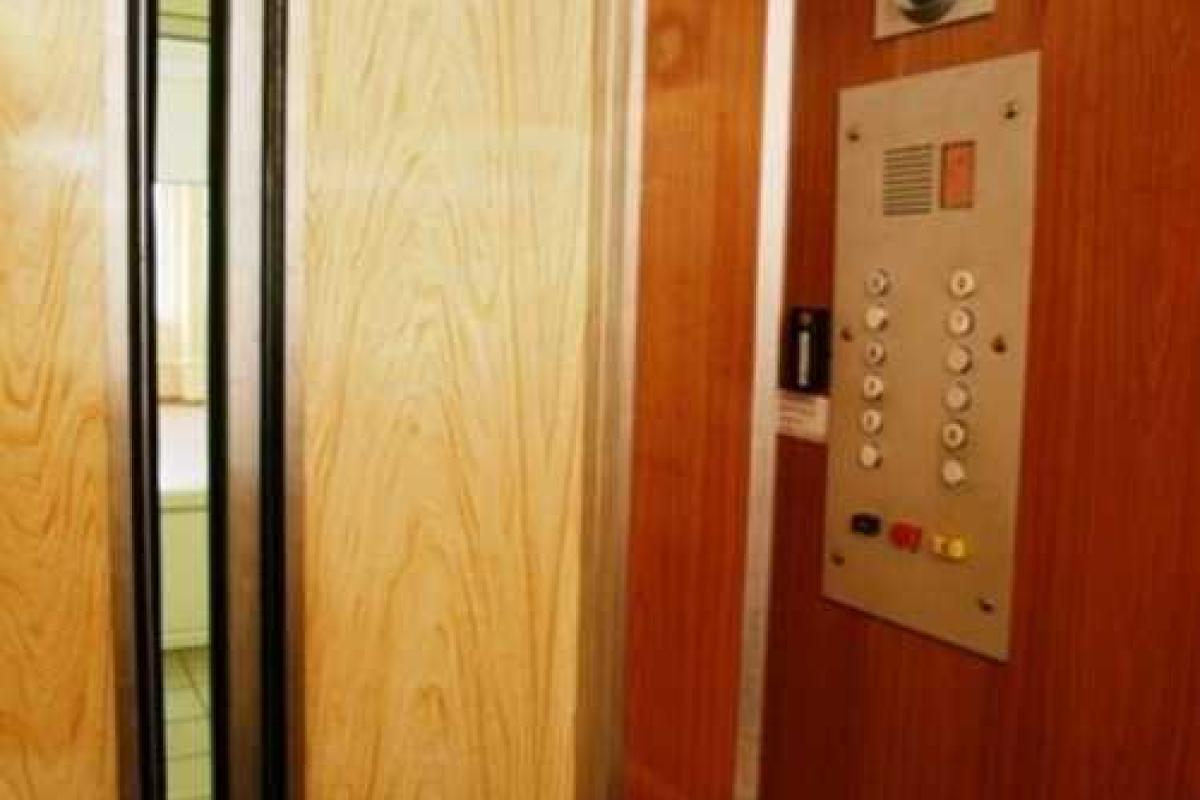 В Москве злоумышленник надругался в лифте над двумя девочками В Москве злоумышленник надругался в лифте над двумя девочками