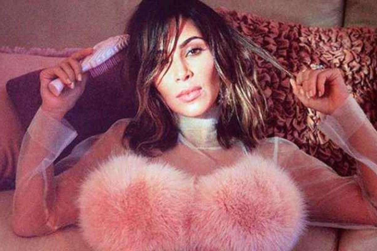 Кардашьян показала пушистую грудь Кардашьян показала пушистую грудь