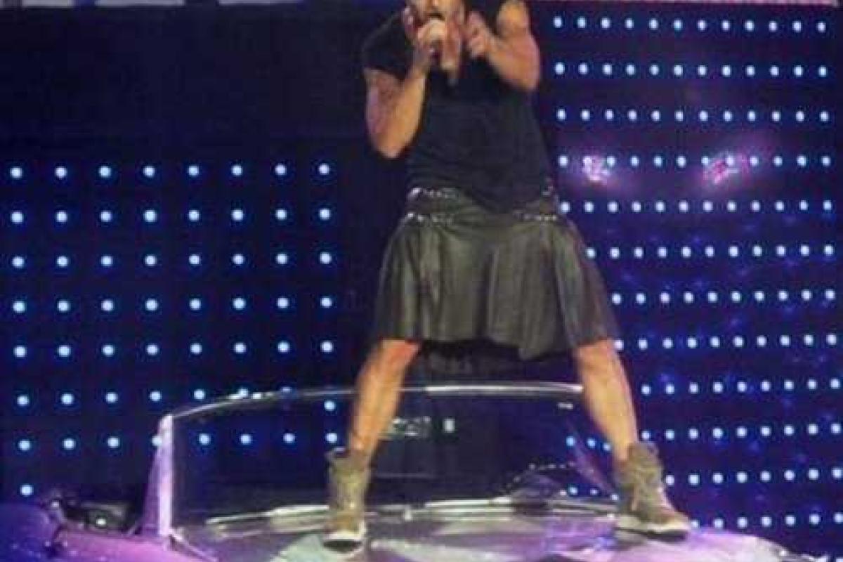 Для концерта в Москве Рикки Мартин выбрал скромную юбку Для концерта в Москве Рикки Мартин выбрал скромную юбку