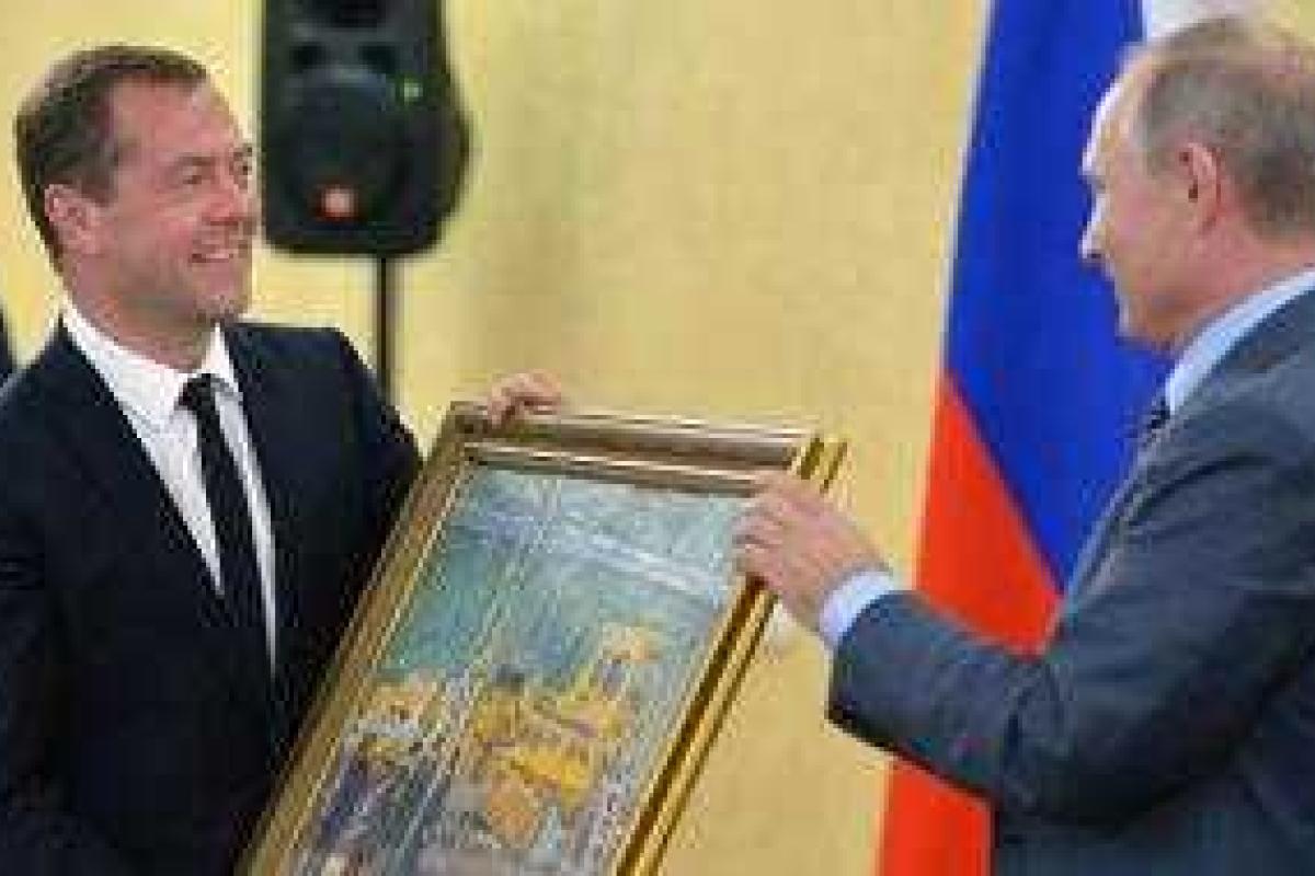 Подарок Путина Медведеву рассмешил интернет-пользователей Подарок Путина Медведеву рассмешил интернет-пользователей