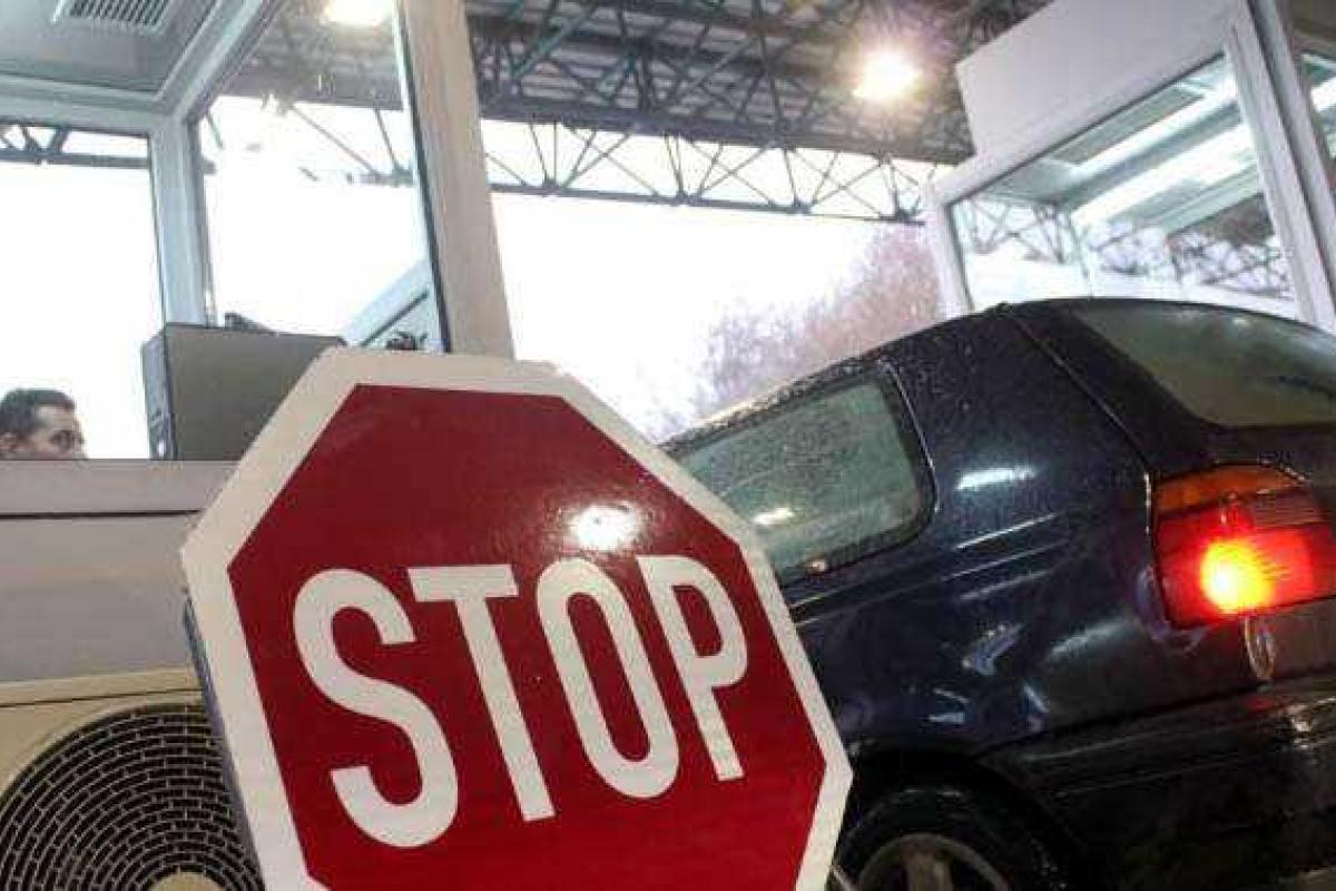 На границе с Польшей около 700 автомобилей стоят в очереди