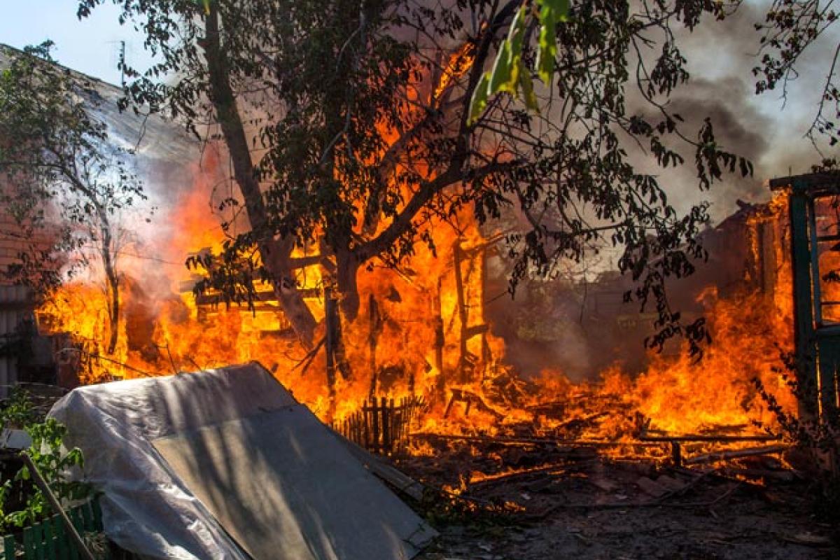 В Луганском из-за обстрела боевиков сгорел дом мирных жителей В Луганском из-за обстрела боевиков сгорел дом мирных жителей