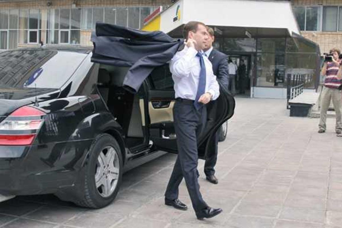 Медведев считает, что в каждой российской семье есть автомобиль Медведев считает, что в каждой российской семье есть автомобиль