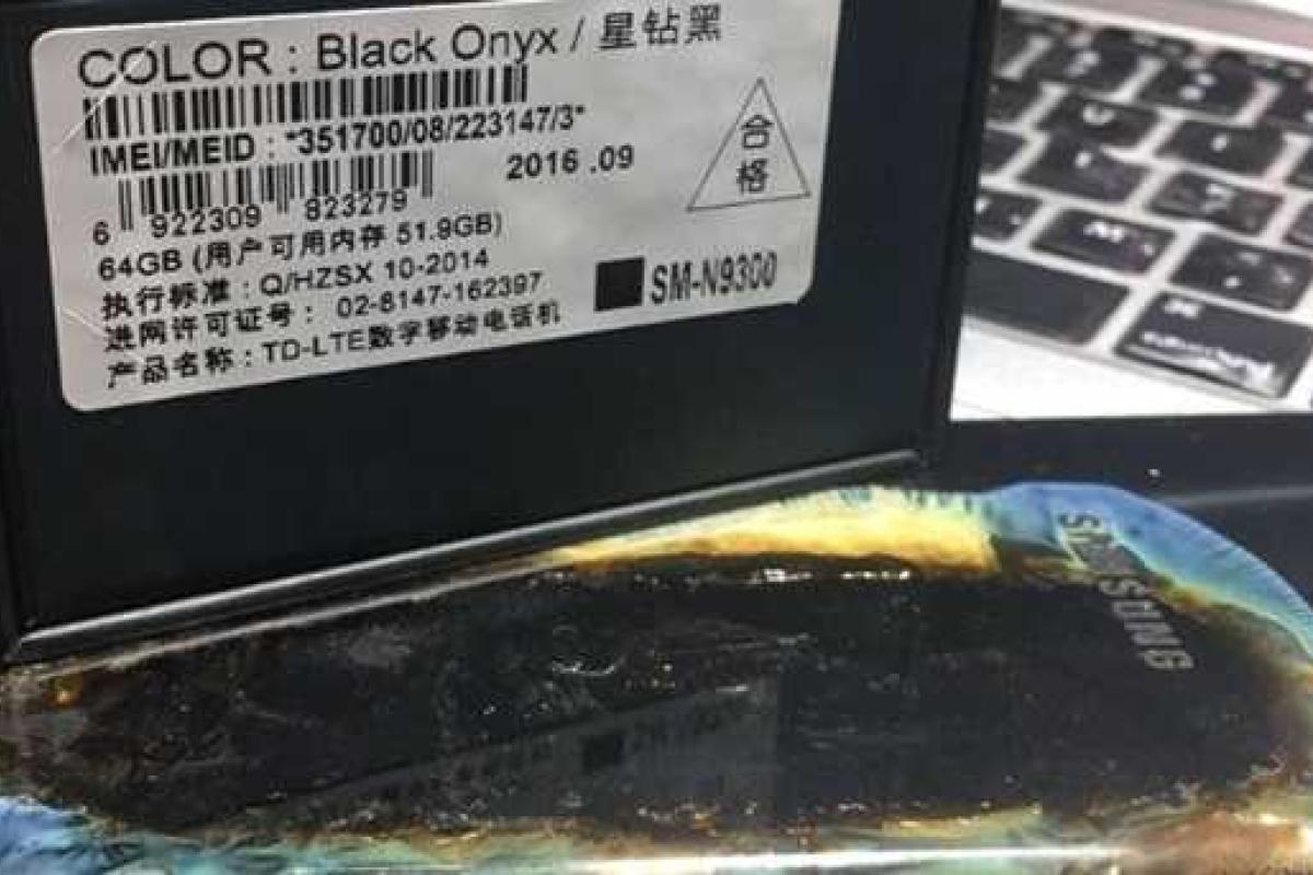 У парня в руках взорвался новый Samsung Galaxy Note 7, появилось фото У парня в руках взорвался новый Samsung Galaxy Note 7, появилось фото