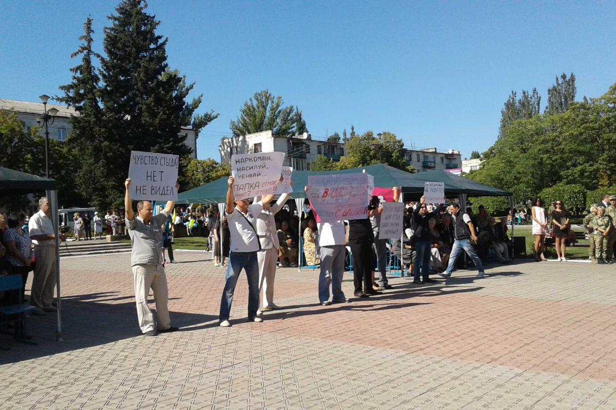 Лисичанские активисты публично призвали Шилина открыть правду по делу младшего сына 