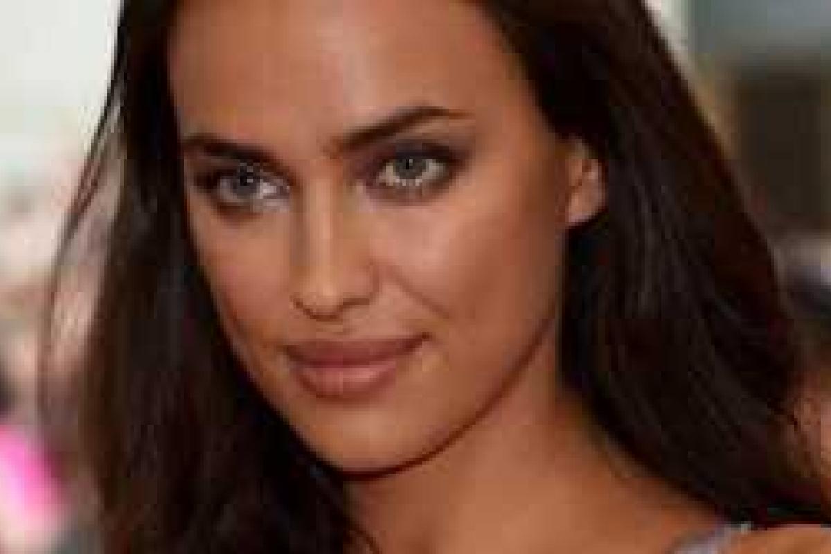 Ирина Шейк появилась на фото в компании полуголых моделей