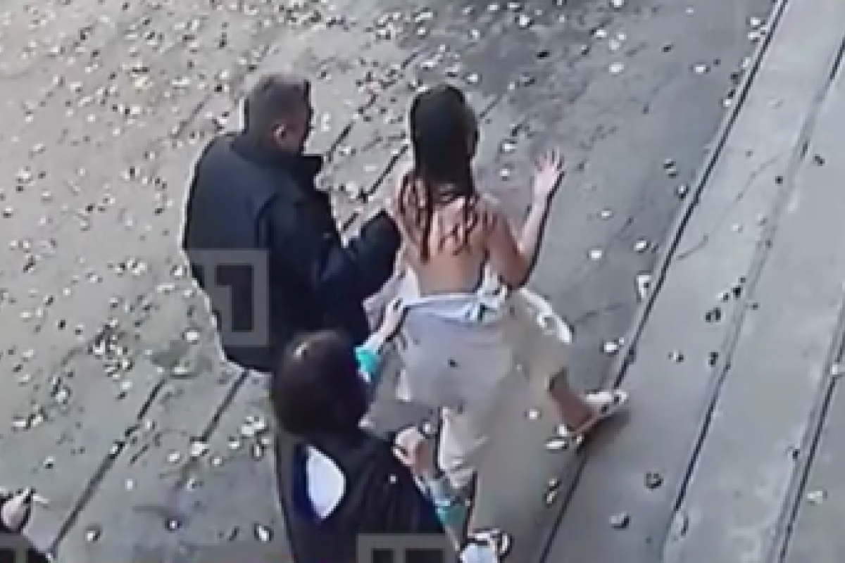 В России голая женщина гналась за воровкой своего кошелька из бани, появилось видео