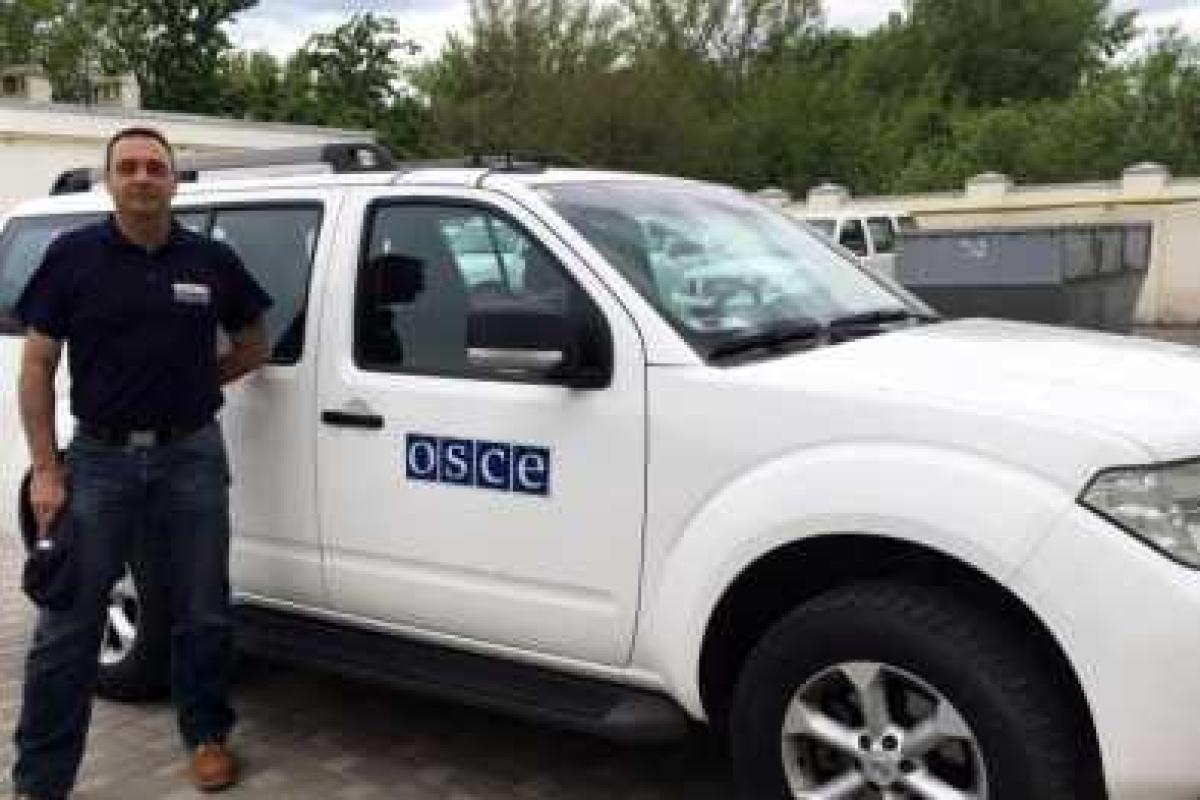 В "ДНР" мужчина с оружием угрожал наблюдателям СММ ОБСЕ  В "ДНР" мужчина с оружием угрожал наблюдателям СММ ОБСЕ