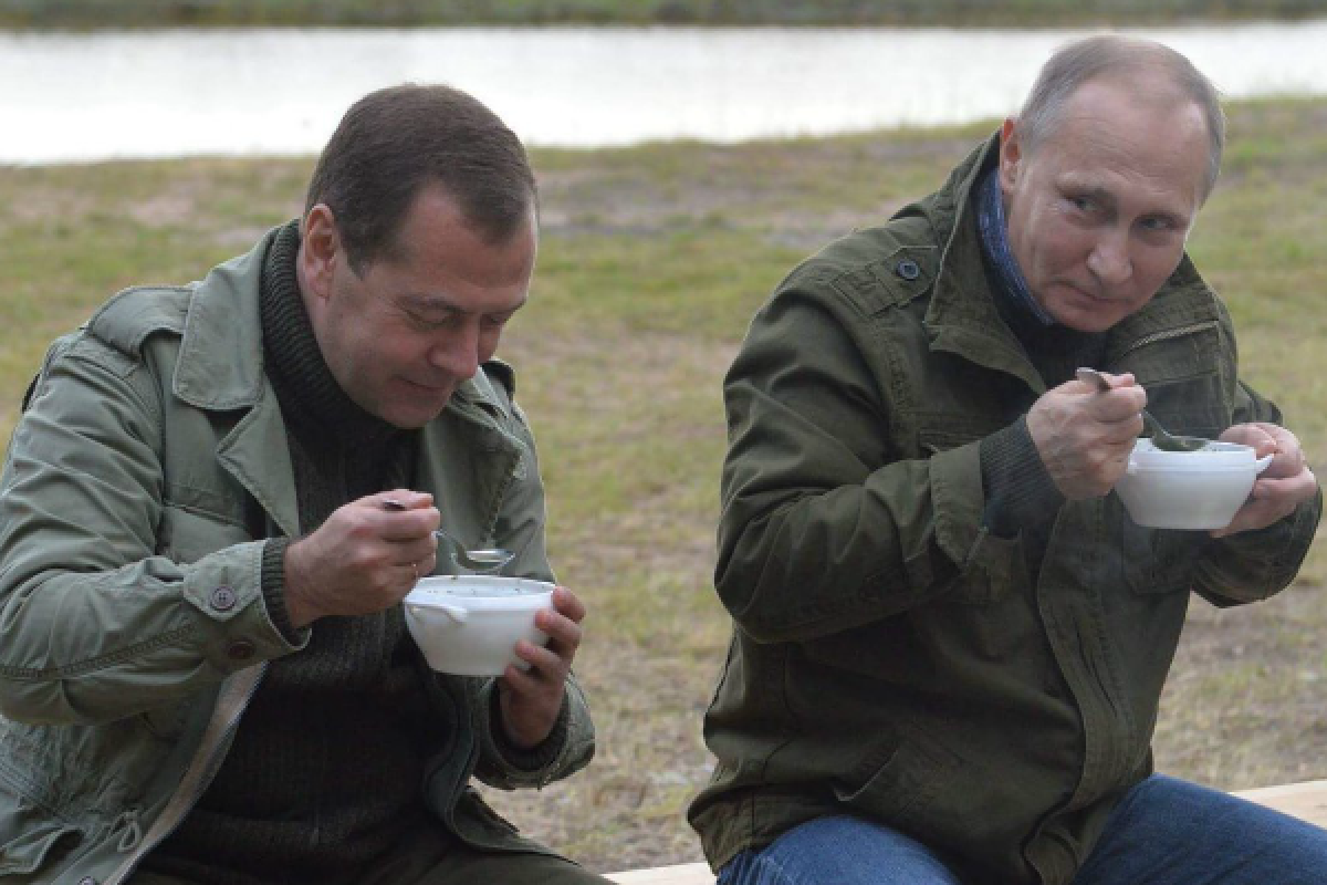 В сети высмеяли отдых Путина и Медведева с рыбаками В сети высмеяли отдых Путина и Медведева с рыбаками