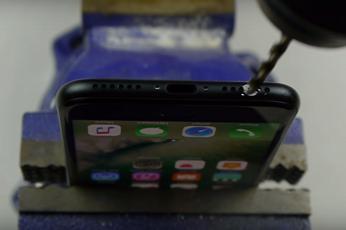 В Сети появилось видео, после которого интернет-пользователи начали сверлить дырки в iPhone 7 В Сети появилось видео, после которого интернет-пользователи начали сверлить дырки в iPhone 7