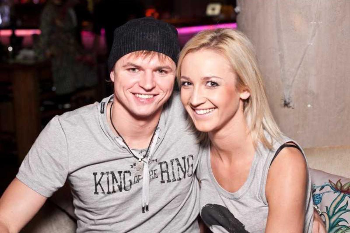 Дочь футболиста Дмитрия Тарасова пошла в первый класс Дочь футболиста Дмитрия Тарасова пошла в первый класс