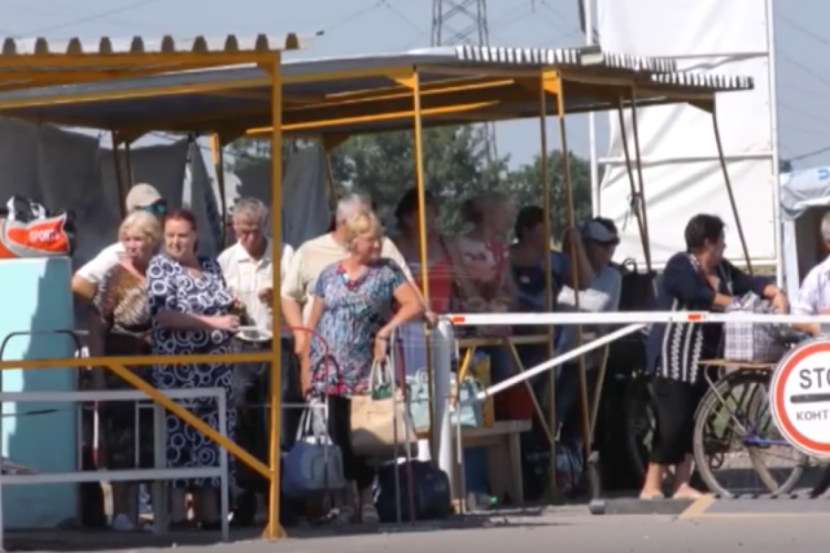 При поездке в Донецк люди берут с собой подушки и одеяла При поездке в Донецк люди берут с собой подушки и одеяла