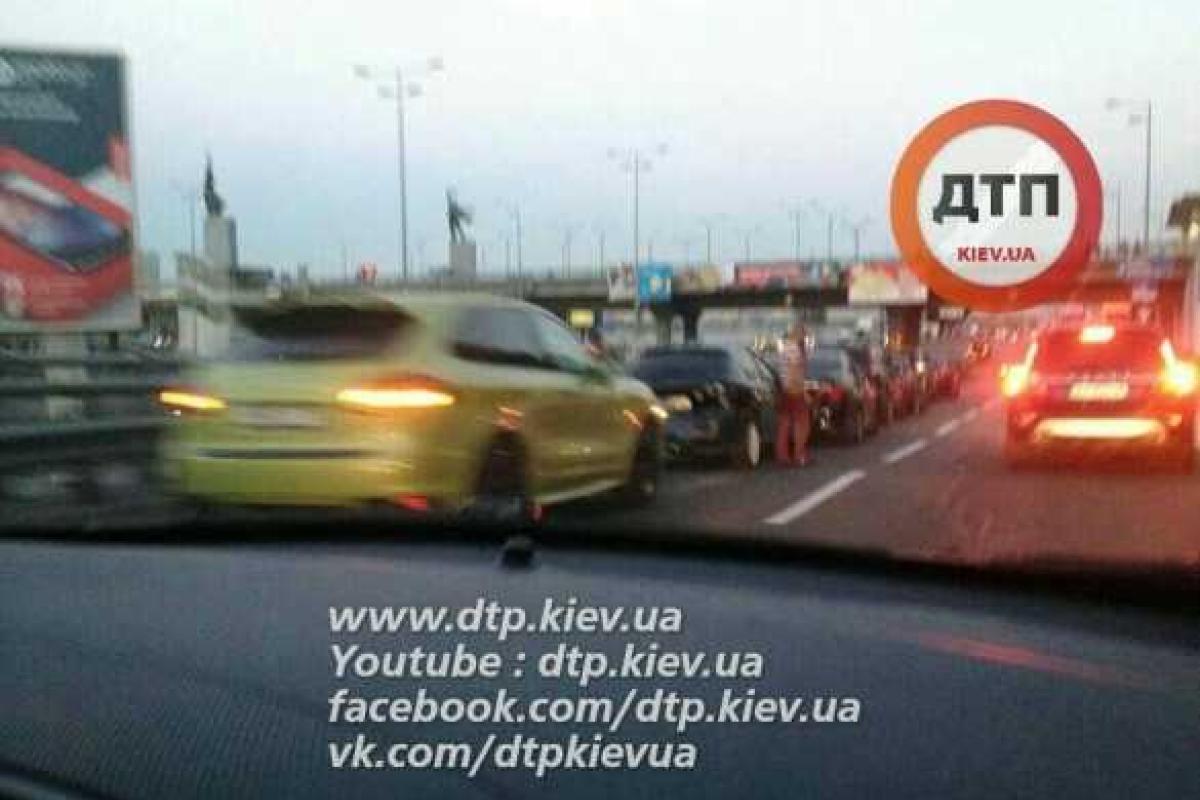 В Киеве крупное ДТП: разбито 7 автомобилей В Киеве крупное ДТП: разбито 7 автомобилей