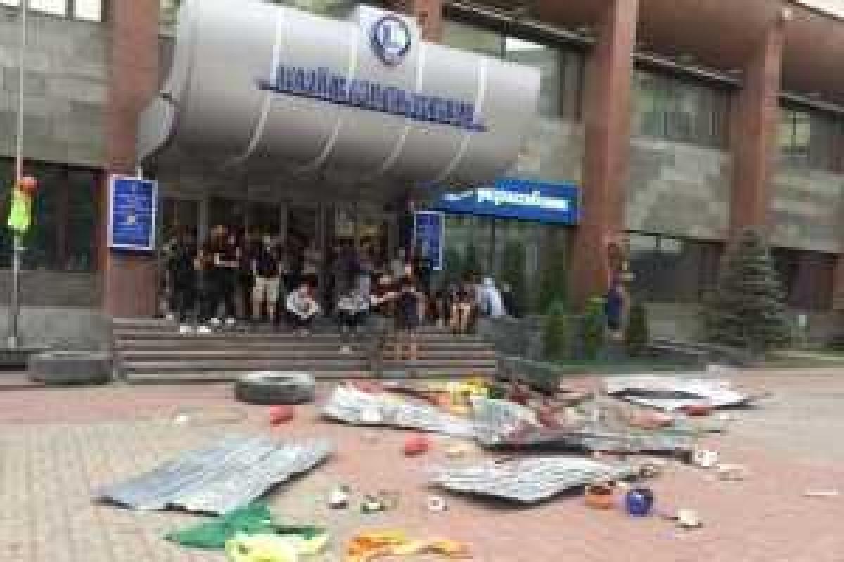 Возле "Киевгорстроя" жесткие столкновения: "Азов" блокирует офис скандального застройщика, слышны громкие взрывы Возле "Киевгорстроя" жесткие столкновения: "Азов" блокирует офис скандального застройщика, слышны громкие взрывы