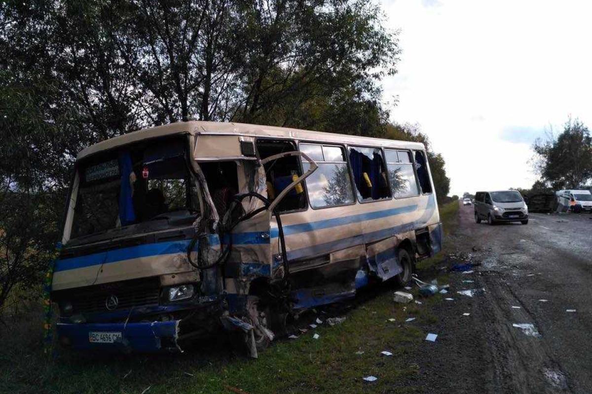 На Львовщине жуткое ДТП: микроавтобус столкнулся с маршруткой, есть жертвы На Львовщине жуткое ДТП: микроавтобус столкнулся с маршруткой, есть жертвы