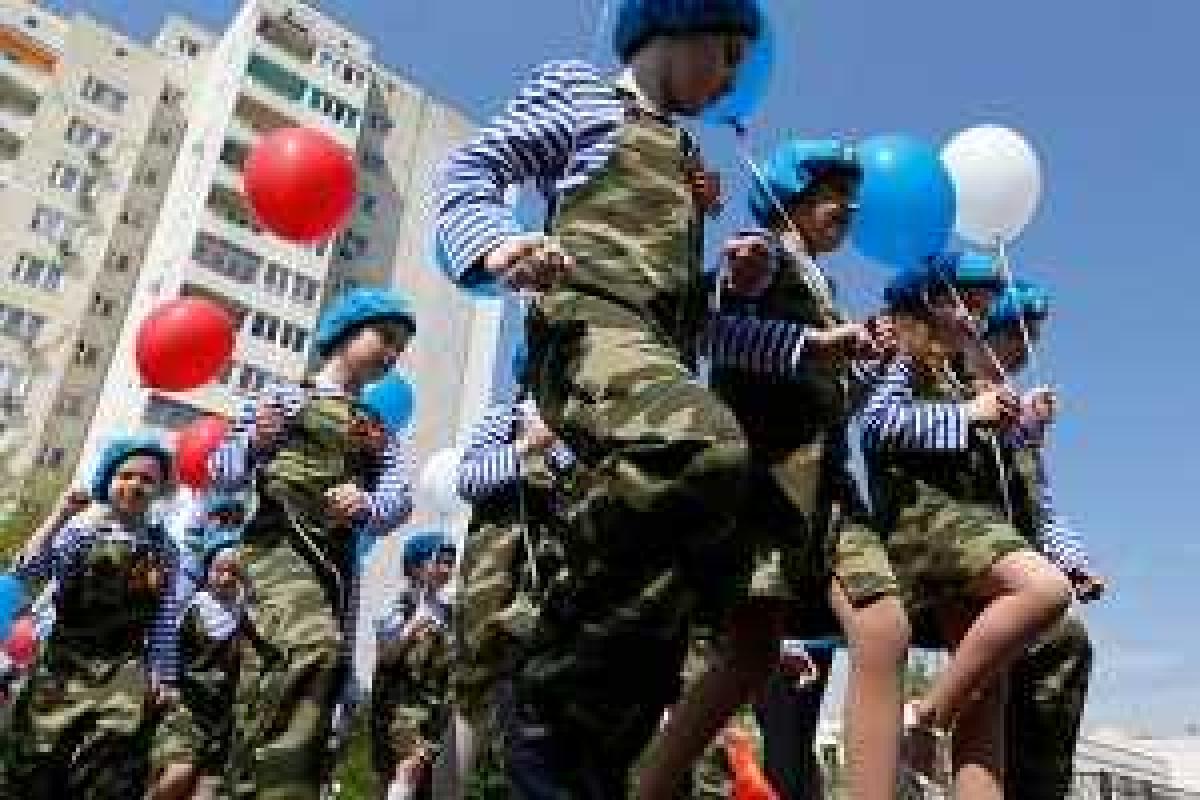 Учеников российской православной гимназии готовят к войне с Америкой Учеников российской православной гимназии готовят к войне с Америкой