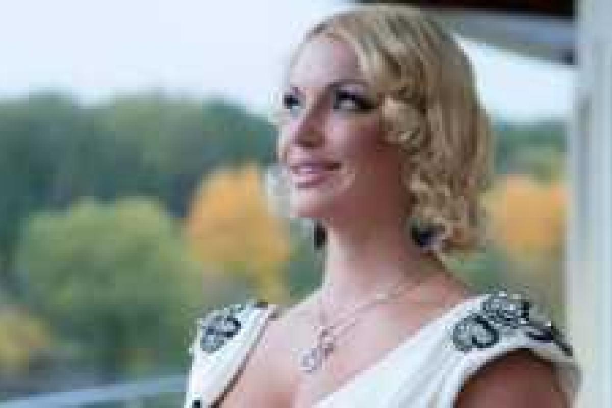 Балерина Волочкова показала шпагат на дубовой бочке