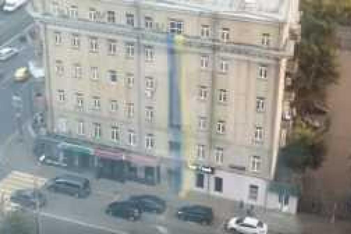 В Москве развернули флаг Украины высотой в 5-этажное здание В Москве развернули флаг Украины высотой в 5-этажное здание