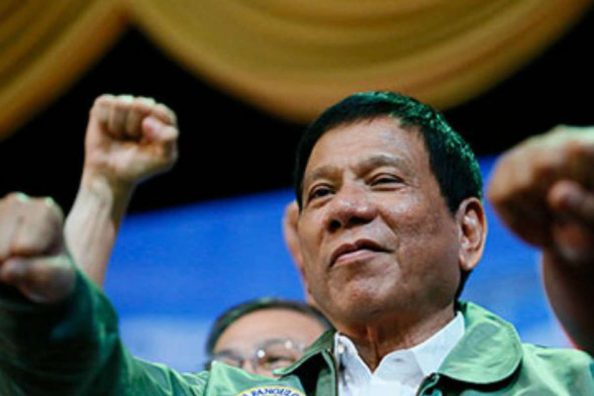 Президент Филиппин шокировал грубым высказыванием и нецензурным жестом в адрес ЕС Президент Филиппин шокировал грубым высказыванием и нецензурным жестом в адрес ЕС