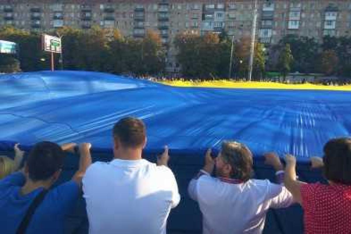 В Мариуполе отметили День города, развернув самый огромный флаг Украины В Мариуполе отметили День города, развернув самый огромный флаг Украины