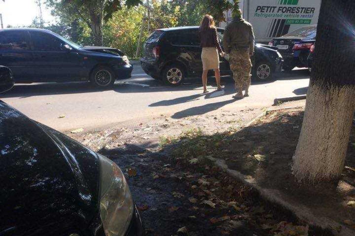 ДТП в Мариуполе: у воинской части столкнулись 3 авто ДТП в Мариуполе: у воинской части столкнулись 3 авто