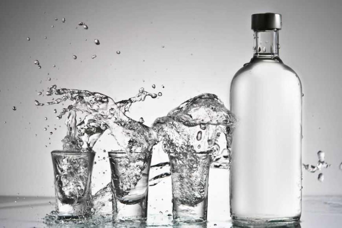 Появилось видео, как в России мужчина выпил бутылку водки прямо в магазине, чтобы не платить Появилось видео, как в России мужчина выпил бутылку водки прямо в магазине, чтобы не платить