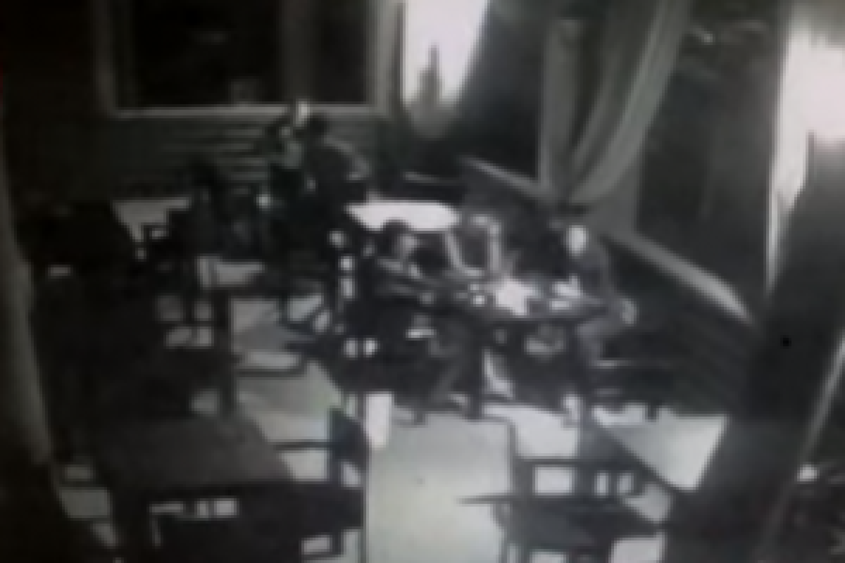 В Сети появились шокирующие кадры того, как киевская патрульная устроила тир в кафе Киева В Сети появились шокирующие кадры того, как киевская патрульная устроила тир в кафе Киева