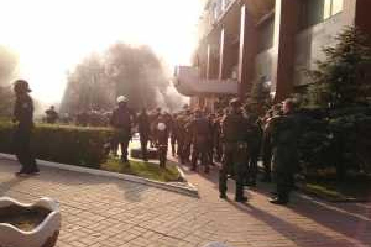 Полиция задержала активистов "Азова", которые пустили в силовиков слезоточивый газ на митинге в Киеве