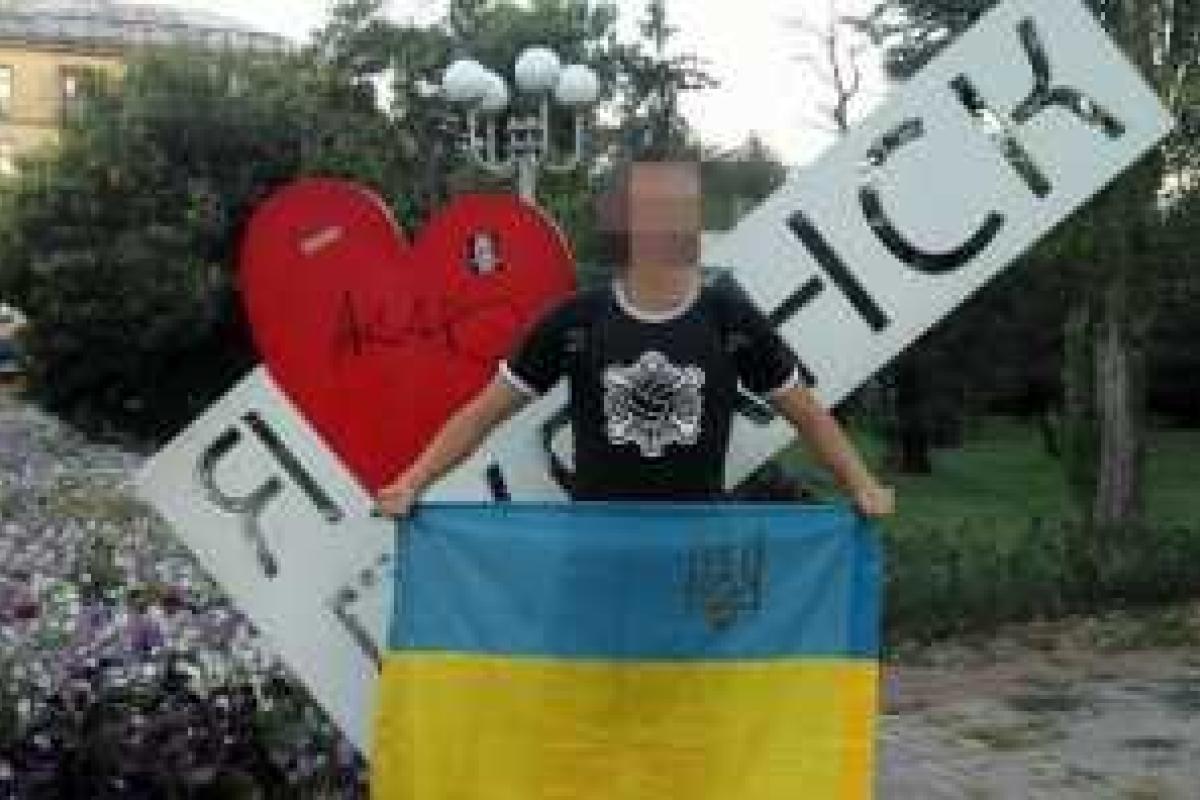 Плотницкий устроил "разбор полетов" из-за украинских флагов в Луганске Плотницкий устроил "разбор полетов" из-за украинских флагов в Луганске