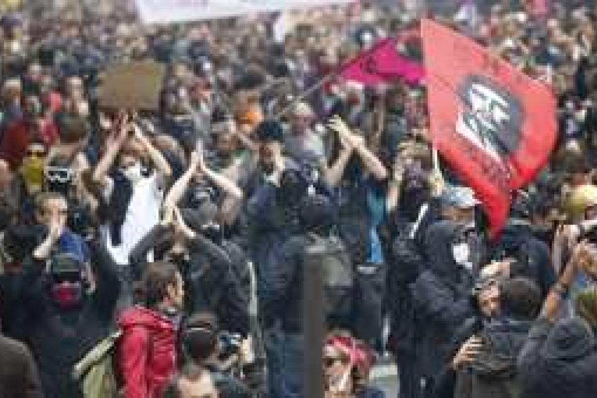 Бойня в Париже: митингующие подожгли полицейского Бойня в Париже: митингующие подожгли полицейского