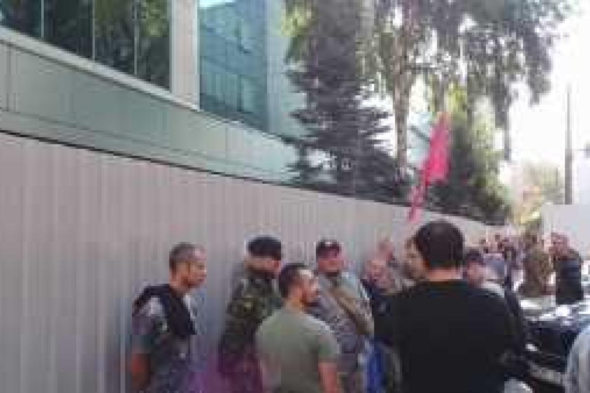 Активисты заявили о бессрочной акции и планируют ночевать под офисом телеканала "Интер" Активисты заявили о бессрочной акции и планируют ночевать под офисом телеканала "Интер"