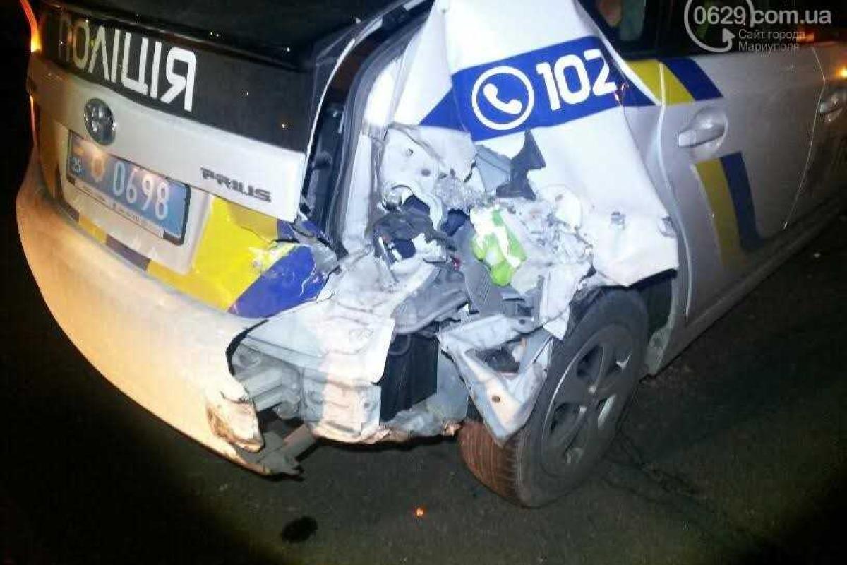 Пьяный мужчина протаранил авто копов в Мариуполе