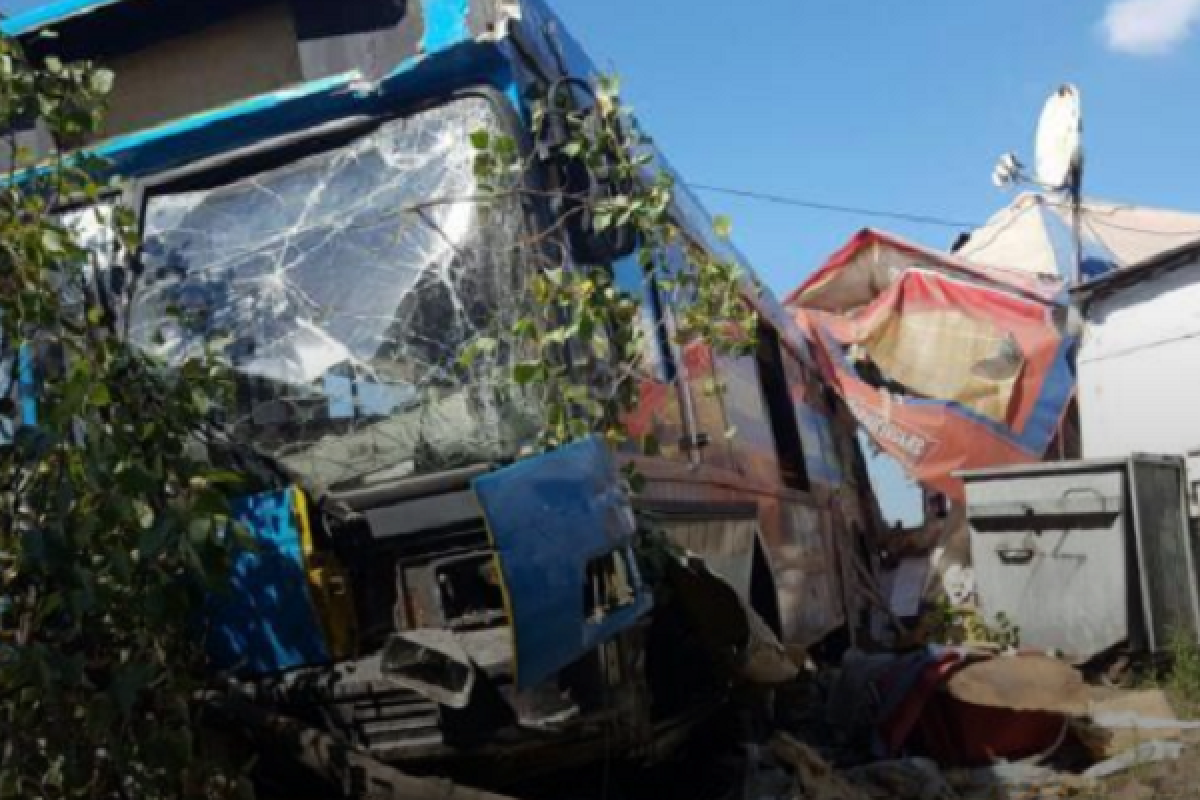 В Киеве произошло страшное ДТП: водитель автобуса потерял сознание и врезался в кафе, есть раненые В Киеве произошло страшное ДТП: водитель автобуса потерял сознание и врезался в кафе, есть раненые