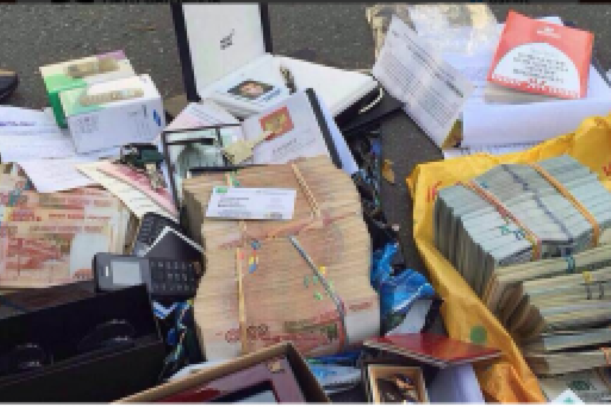 Кадры обыска в квартире Захарченко шокируют: правоохранители вынесли огромные коробки с деньгами Кадры обыска в квартире Захарченко шокируют: правоохранители вынесли огромные коробки с деньгами