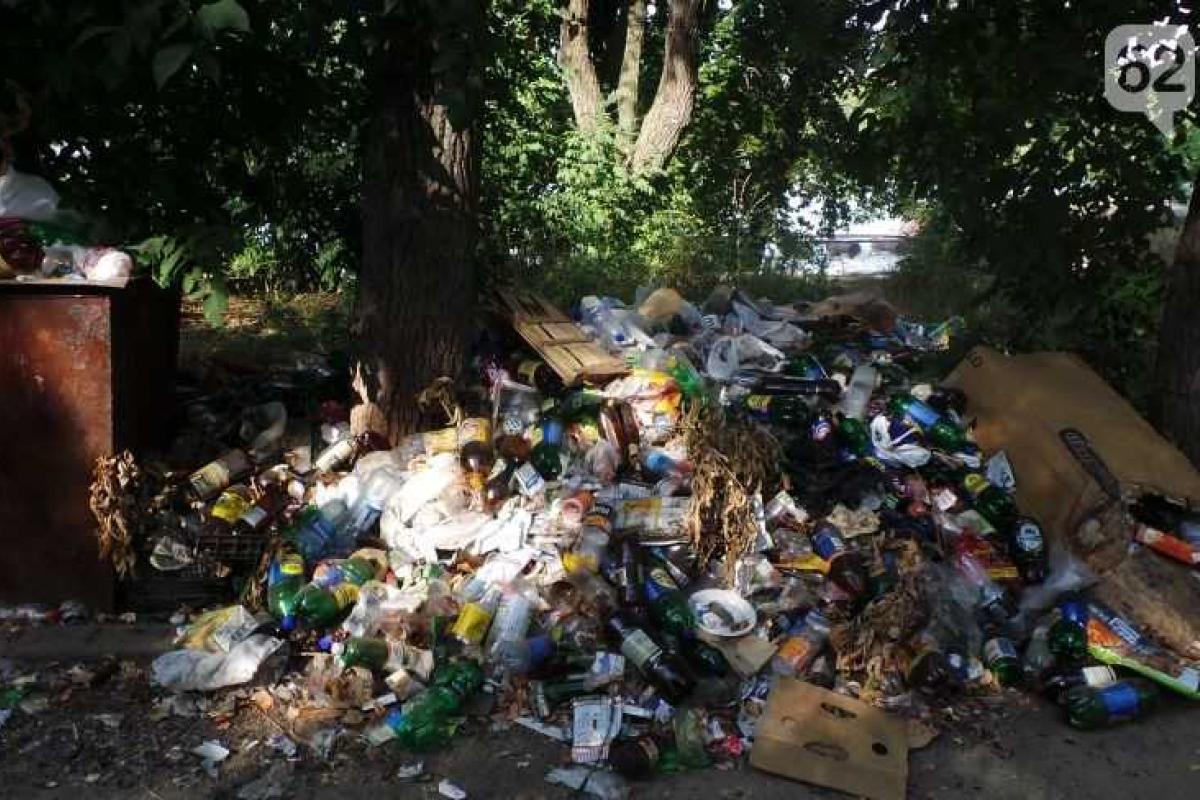 Зоны отдыха в центре Донецка утопают в кучах мусора Зоны отдыха в центре Донецка утопают в кучах мусора
