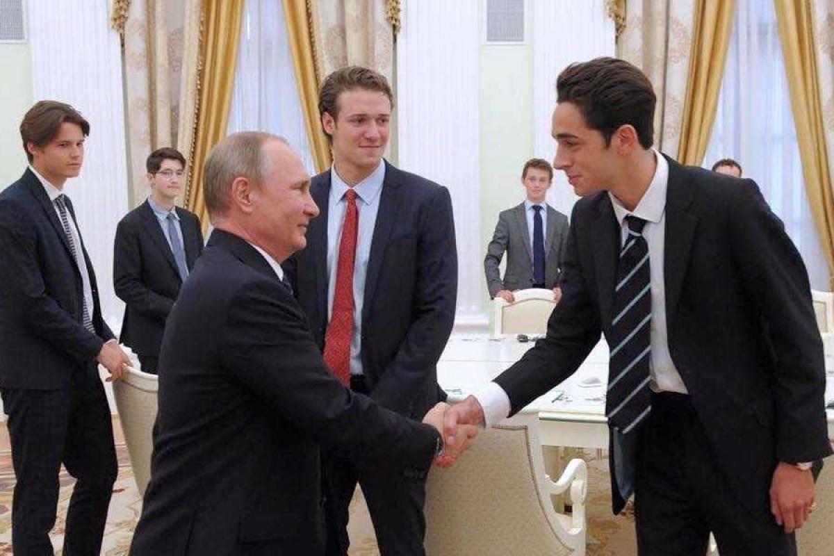 Фото Путина с британскими студентами удалили из СМИ из-за комплексов хозяина Кремля Фото Путина с британскими студентами удалили из СМИ из-за комплексов хозяина Кремля